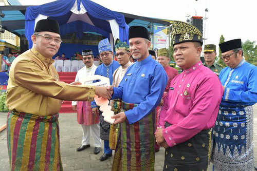 Bank Riau Kepri Serahkan CSR Lima Unit Kendaraan Roda Tiga Kepada Pemkab Meranti